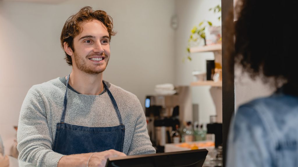 Medewerker met OctoPos kassasysteem